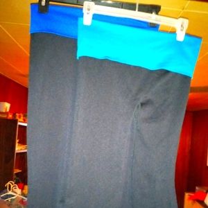 2 PAIR OF YOUNG USA BRAND YOGA CAPRIS SIZE MEDIUM